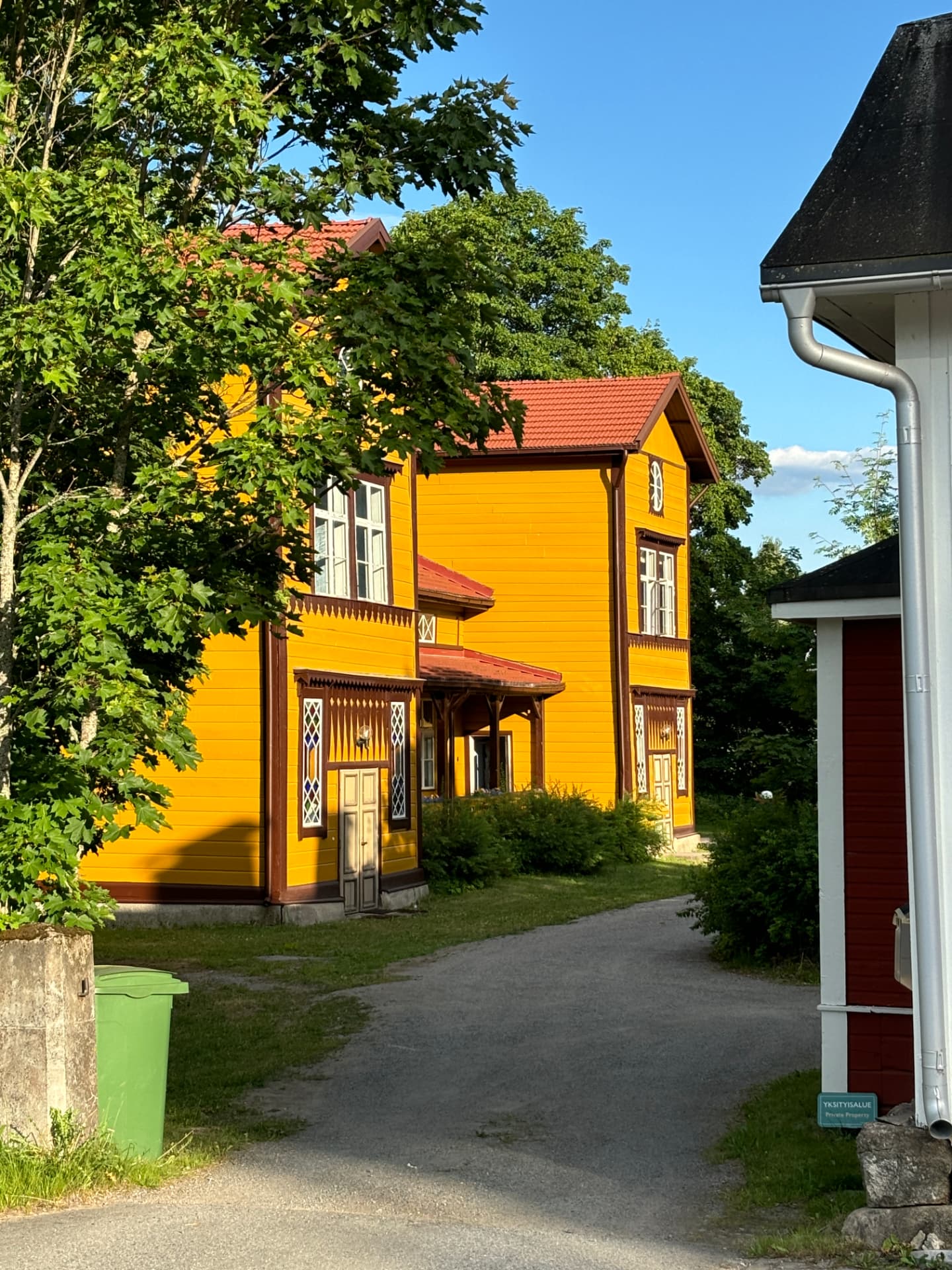 Ritoniemen kartanon keltainen päärakennus pihapiirissä
